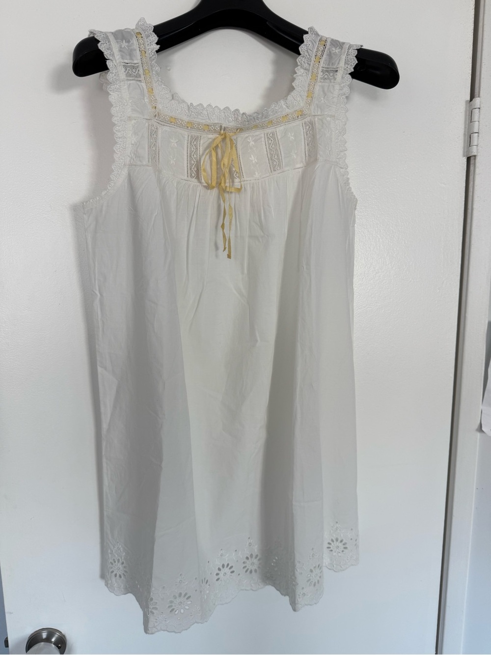 Doen Patience White Lace-Trim Summer Dress with Yellow Ribbon in Salt